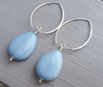 Oorbellen met gladde licht blauwe Jade